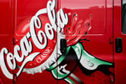 Coca-Cola, ktorá je najväčším výrobcom nealkoholických nápojov na svete, je aj najväčším producentom odpadu. Plasty pochádzajúce od tohto výrobcu sa našli v 40 z 42 sledovaných krajín.