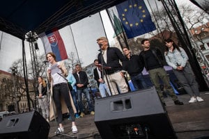 15. apríl 2018, Bratislava. Herci na pódiu.