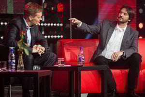 24. február 2015, Prievidza. Podpredseda strany Smer-SD Robert Kaliňák a moderátor Martin Nikodýn počas osláv MDŽ.