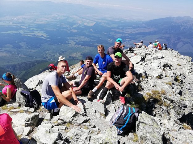 V Tatrách volejbalisti nachodili denne desiatky kilometrov a tréner sa zmenil na ošetrovateľa otlakov.