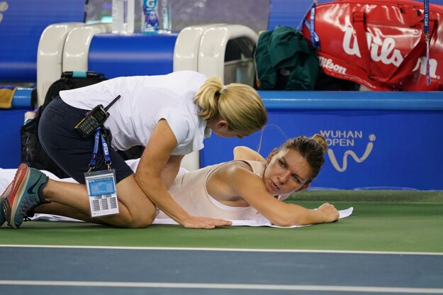 Simona Halepová sa necháva ošetrovať.