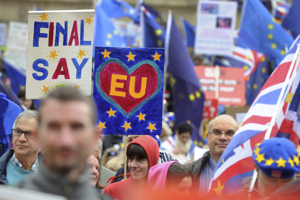 Londýn žiada nové referendum, v meste pretestujú tisíce ľudí