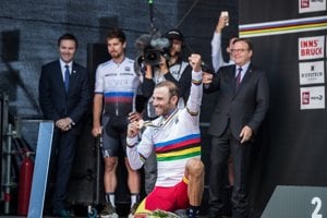 Alejandro Valverde sa raduje zo zlata, vzadu Peter Sagan.