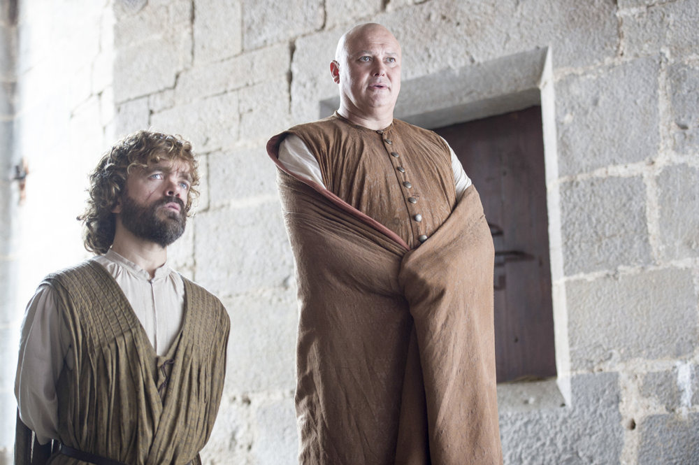 Tyrion Lannister a Varys (Conleth Hill).