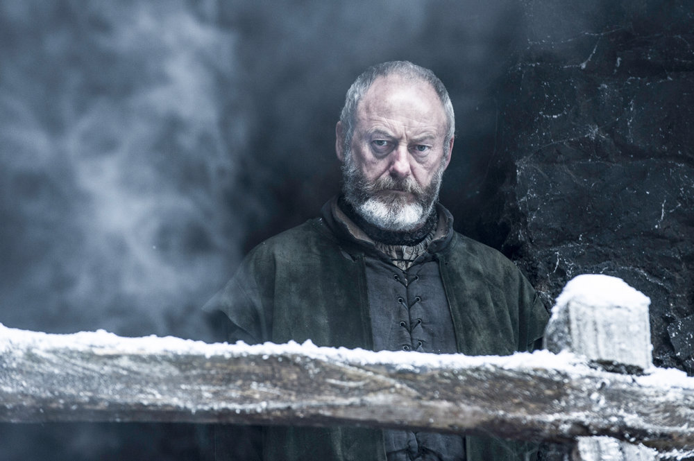 Liam Cunningham ako Davos Seaworth a jeho ustarostený pohľad.