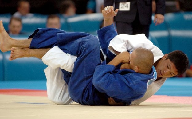 Krnáč (vľavo) vo finálovom zápase s Japoncom Masatom Učišibom (vpravo) olympijskej súťaže v hmotnostnej kategórii do 66 kg na OH v Aténach.