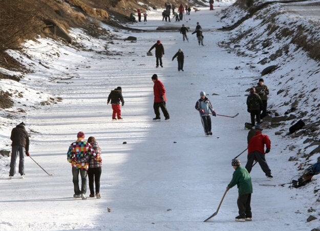 Korčuľovanie na starom ramene Hrona vo Zvolene, 14. 2. 2012