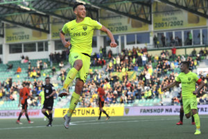 Róbert Boženík sa teší zo svojho gólu do siete Ružomberka.