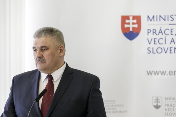 Ministerstvo práce zverejnilo brožúru s radami pre slovenských občanov. Na snímke minister práce Ján Richter.