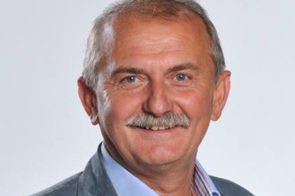 tesné mačička stále rozbil