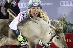 Američanka Mikaela Shiffrinová so sobom, ktorého dostala za víťazstvo.