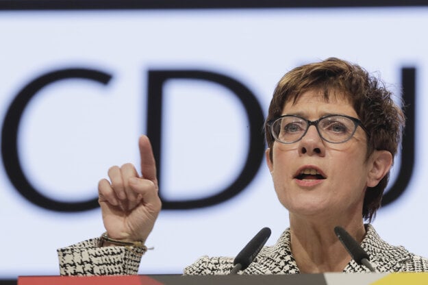 Annegret Kramp-Karrenbauerová nahradí Merkelovú na čele CDU.