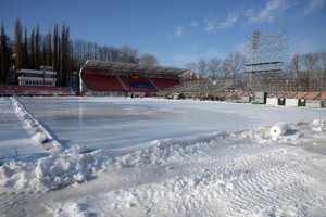 Príprava tribúny a ľadovej plochy počas výstavby na jedinečné hokejové zápasy Winter Classic Games 2019. 
