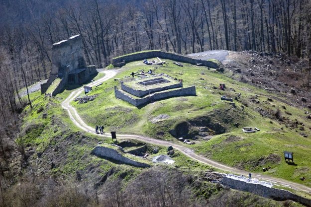 Pri najstaršej veži na Hornom hrade.