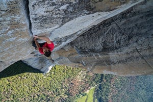 Alex Honnold bez istenia počas lezenia na skalu El Capitan v Yosemitskom národnom parku