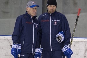 Hlavný tréner slovenskej hokejovej reprezentácie Craig Ramsay (vľavo) a tréner brankárov Ján Lašák.