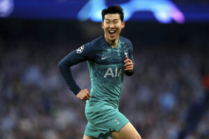 Hráč Tottenhamu Hotspur  Son Heung-Min oslavuje druhý gól do bránky Manchesteru City v 2. zápase štvrťfinále Ligy majstrov  Manchester City - Tottenham Hotspur na štadióne v Manchesteri 17. apríla 2019.