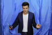 Volodymyr Zelenskyj hlasuje v druhom kole volieb.