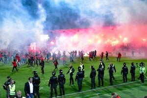 Trnavskí fanúšikovia dostali na štadión množstvo pyrotechniky. Po penaltovom rozstrele tisícky vtrhli aj na hraciu plochu. 