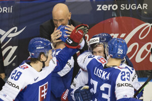 Tréner Craig Ramsay objíma hráčov Slovenska po víťazstve nad USA v úvodnom zápase na domácom šampionáte.