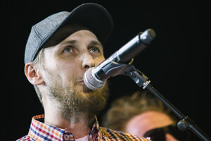 Frontman kapely Martin Višňovský si preberá ocenenie Album roka pre kapelu Chiki liki tu-a
