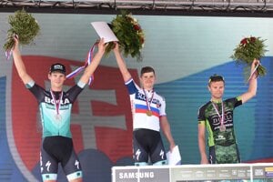 Na snímke zľava slovenskí cyklisti Erik Baška (2. miesto), majster SR Juraj Sagan (víťaz) a Patrik Tybor (3. miesto) pózujú na stupni víťazov po skončení hlavnej súťaže kategórie Elite na Majstrovstvách SR a ČR v cestnej cyklistike v Trnave v nedeľu 30. júna 2019.