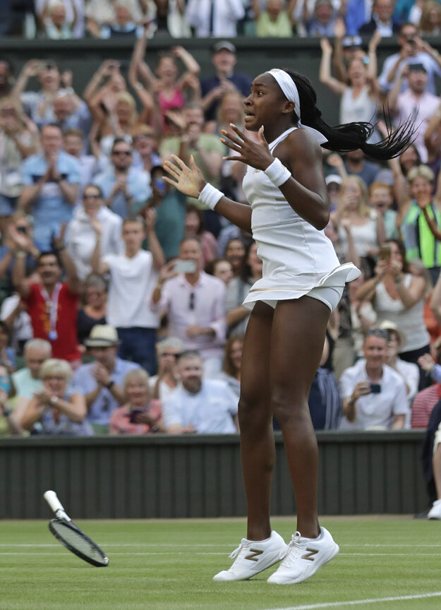 Cori Gauffová po poslednej loptičke víťazného zápasu 3. kola Wimbledonu 2019 nad Polonou Hercogovou.