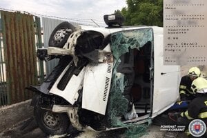 Auto skončilo na boku.