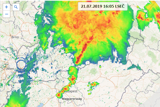 Postup búrkovej oblačnosti nad Slovenskom o 16.05 hod. Smeruje od západu na východ až juhovýchod.