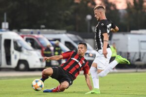Filip Dangubič (vľavo) a Josip Tomaševič v prvom zápase 2. predkola Európskej ligy medzi PFC Lokomotiv Plovdiv a FC Spartak Trnava v Plovdive vo štvrtok 25. júla 2019.
