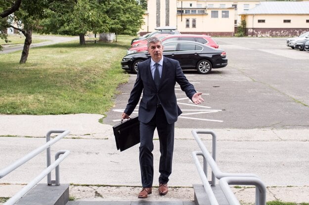 Bývalý riaditeľ televízie Markíza Vladimír Repčík prichádza na súd.