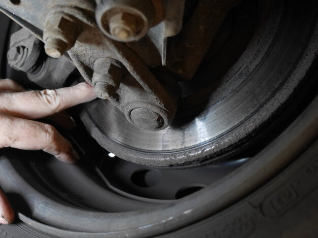 Jediným nedostatkom starého Renaultu sa ukázali nerovnomerne opotrebované brzdové kotúče, ktoré bolo treba vymeniť.