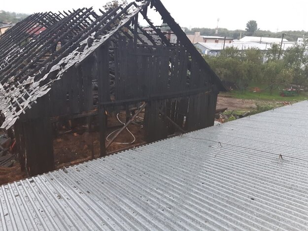 V Prešove rátajú škody. Počas nočnej búrky z utorka na stredu udrel blesk do stodoly v obývanej časti Prešova na Ul. k Surdoku. Stodola po zásahu bleskom zhorela. V susednom objekte popukali okná. Našťastie sa nič vážnejšie nestalo .