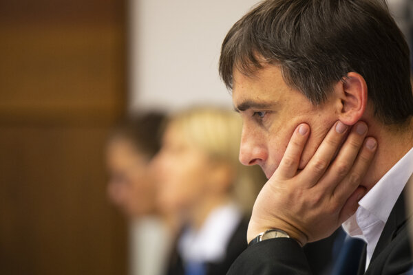 Železničná doprava môže skolabovať pre zlý stav tratí, upozorňuje OĽaNO