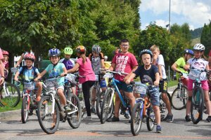 Na štart 25. ročníka sa postavila rovná stovka cyklistov. 