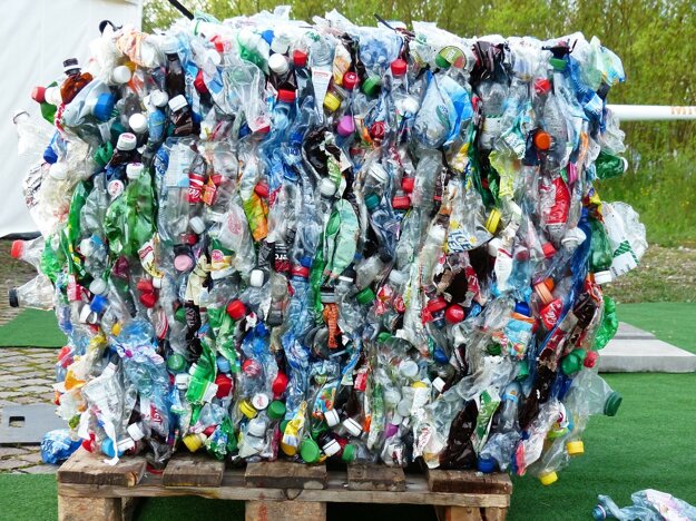 30 vyzbieraných plastových fliaš stačí na výrobu jednej fleecovej bundy, zo 150 vyzbieraných plastových fliaš môže byť jeden koberec.