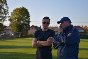 Na prvom tréningu po zmenách. Vľavo nový športový riaditeľ Pohronia Miroslav Filipko, vpravo tréner Mikuláš Radványi, ktorý sa čerstvo ujal funkcie.