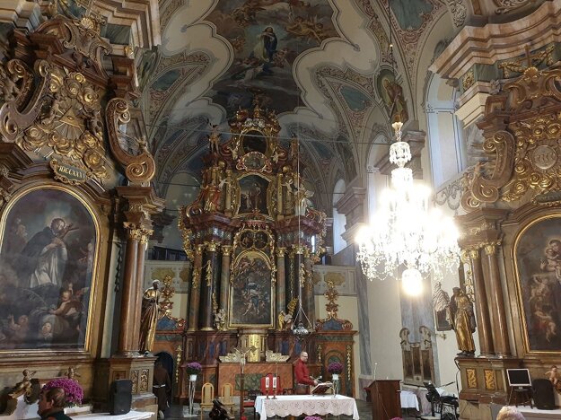Zreštaurovaný hlavný oltár z roku 1726 vo františkánskom kostole Nanebovzatia Panny Márie vo Fiľakove.