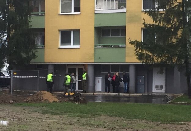 Obyvatelia bytovky na Mukačevskej 3 veria, že domov ich definitívne pustia ešte v utorok.