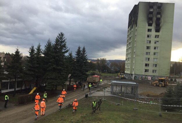 Robotníci opúšťajú stavenisko pri zničenej bytovke krátko pred 14. hodinou potom, čo bol nahlásený malý únik plynu. Situácia je podľa SPP distribúcia pod kontrolou a únik zastavili.