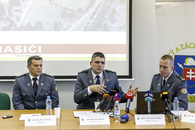 Zľava prezident HaZZ Pavol Nereča, Peter Bartoš z Krajského riaditeľstva HaZZ v Prešove a Peter Kovalík z Krajského riaditeľstva HaZZ v Prešove počas stretnutia s novinármi k výbuchu plynu bytového domu na Mukačevskej ulici v Prešove.