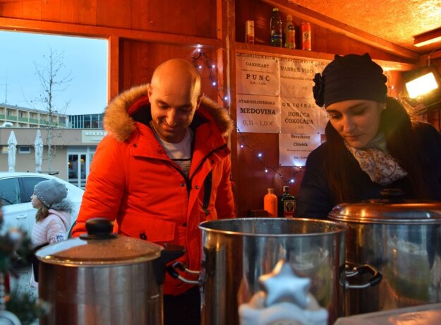 Hasič František Páleník netradične - pri predaji charitatívneho punču.