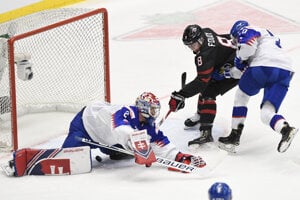 Na snímke zľava Samuel Hlavaj (Slovensko), Liam Foudy (Kanada), Martin Bučko (Slovensko) vo štvrťfinálovom zápase MS hokejistov do 20 rokov Kanada - Slovensko.