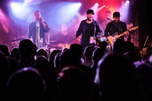 IMT Smile a frontman Chiki liki tu-a Martin Višňovský. Ako koronakírza poznamenala hudobnú scénu ukáže dokument More hudby.
