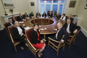 Líderka Demokratickej unionistickej strany (DUP) a premiérka Severného Írska Arlene Fosterová a Boris Johnson na stretnutí v Belfaste.