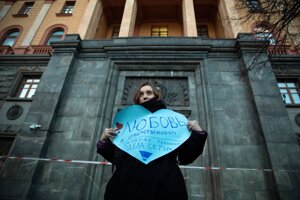 Žena drží srdce s nápisom "Láska a zodpovednosť. Sloboda pre väzňov z kauzy Sieť!" v Moskve 14. februára 2020. 