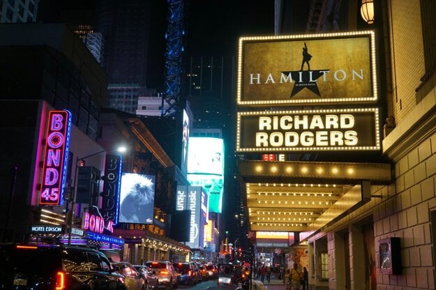 Broadway je posiata divadlami