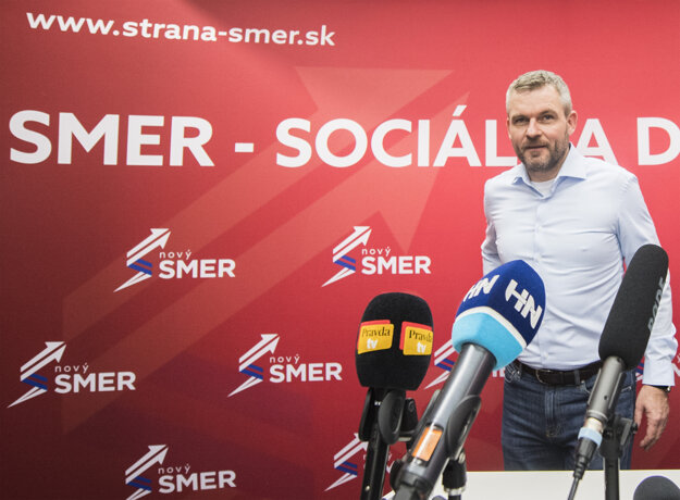 Voľby 2020: Líder strany Smer Peter Pellegrini prichádza na brífing po zverejnení prvých volebných odhadov.