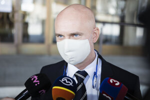 Poslanec NR SR za stranu SaS Branislav Gröhling počas prestávky v rámci ustanovujúcej schôdze NR SR pred budovou parlamentu. Bratislava, 20. marec 2020. 