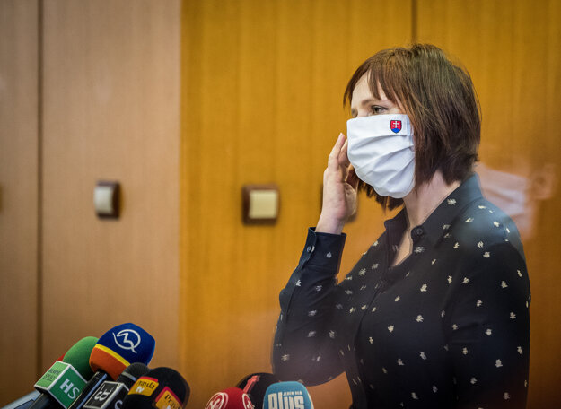 Podpredsedníčka vlády a vedúca Úradu podpredsedu vlády pre investície a informatizáciu (ÚPVII) Veronika Remišová (Za ľudí) počas tlačovej konferencie k presmerovaniu eurofondov na podporu zvládnutia situácie s koronavírusom pred druhým zasadnutím vlády.